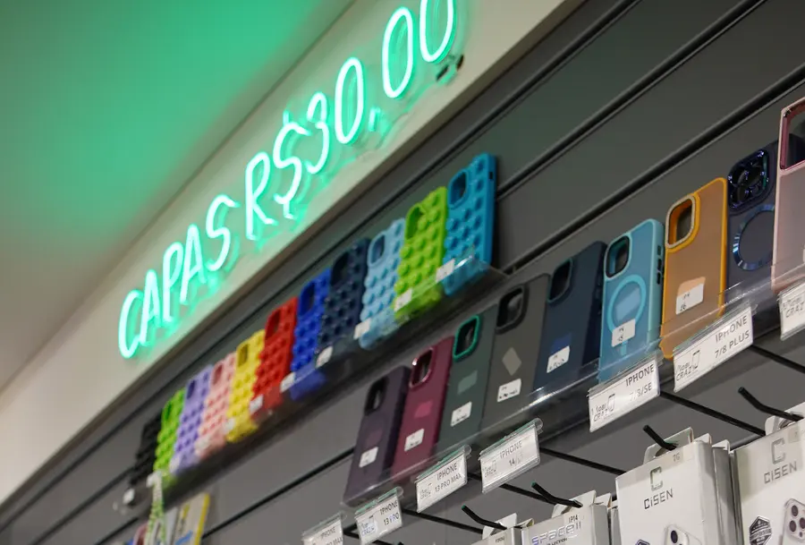 Parede de capinhas e películas para celular em loja da Celltronics